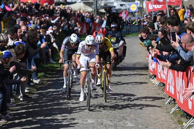 Ronde van Vlaanderen 2025 - Men Elite OUDENAARDE, BELGIUM - APRIL 06 : Pogacar Tadej (SLO) of UAE Team Emirates - XRG, Van Der Poel Mathieu (NED) of Alpecin-Deceuninck, Van Aert Wout (BEL) of Team Visma - Lease a Bike pictured during the 109th edition of the Ronde van Vlaanderen, an UCI World Tour cycling race for Men Elite with start in Bruges and finish in Oudenaarde after 268,9 km on April 6, 2025 in Oudenaarde, Belgium, 06 04 2025 ( Motor drive Guy De Vuyst - Oudenaarde Belgium  Copyright: xDarioxBelingherix xPoolx