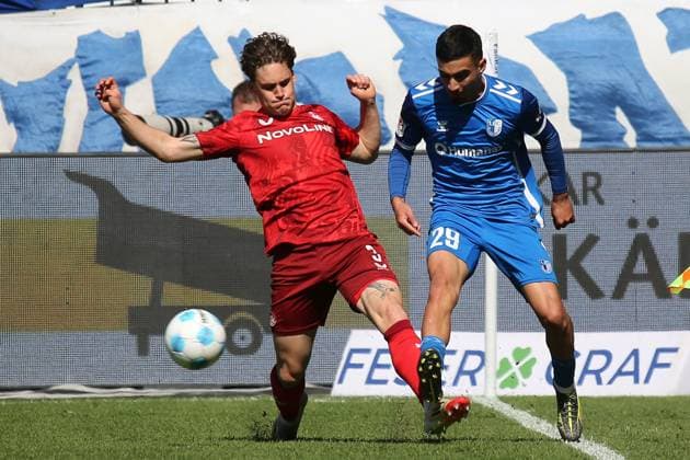 06 04 2025, xmohx, Fußball 2 Bundesliga, 1 FC Magdeburg 1 FC Kaiserslautern v l Florian Kleinhansl 1 FC Kaiserslautern Livan Burcu 1 FC Magdeburg Zweikampf, Aktion, action, battle for the ball DFL DFB REGULATIONS PROHIBIT ANY USE OF PHOTOGRAPHS as IMAGE SEQUENCES and or QUASI VIDEO Magdeburg