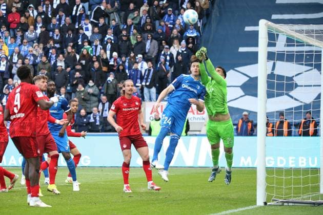 06 04 2025, xmohx, Fußball 2 Bundesliga, 1 FC Magdeburg 1 FC Kaiserslautern v l Jean Hugonet 1 FC Magdeburg Simon Simoni 1 FC Kaiserslautern Zweikampf, Aktion, action, battle for the ball DFL DFB REGULATIONS PROHIBIT ANY USE OF PHOTOGRAPHS as IMAGE SEQUENCES and or QUASI VIDEO Magdeburg