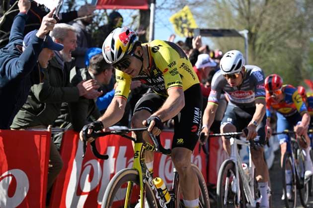 Ronde van Vlaanderen 2025 - Men Elite OUDENAARDE, BELGIUM - APRIL 06 : Van Aert Wout (BEL) of Team Visma - Lease a Bike, Van Der Poel Mathieu (NED) of Alpecin - Deceuninck pictured during the 109th edition of the Ronde van Vlaanderen, an UCI World Tour cycling race for Men Elite with start in Bruges and finish in Oudenaarde after 268,9 km on April 6, 2025 in Oudenaarde, Belgium, 06 04 2025 ( Motor drive Guy De Vuyst - Oudenaarde Belgium  Copyright: xJanxDexMeuleneirx