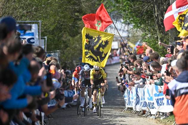 Ronde van Vlaanderen 2025 - Men Elite OUDENAARDE, BELGIUM - APRIL 06 : Van Aert Wout (BEL) of Team Visma - Lease a Bike, Van Der Poel Mathieu (NED) of Alpecin - Deceuninck pictured during the 109th edition of the Ronde van Vlaanderen, an UCI World Tour cycling race for Men Elite with start in Bruges and finish in Oudenaarde after 268,9 km on April 6, 2025 in Oudenaarde, Belgium, 06 04 2025 ( Motor drive Guy De Vuyst - Oudenaarde Belgium  Copyright: xJanxDexMeuleneirx