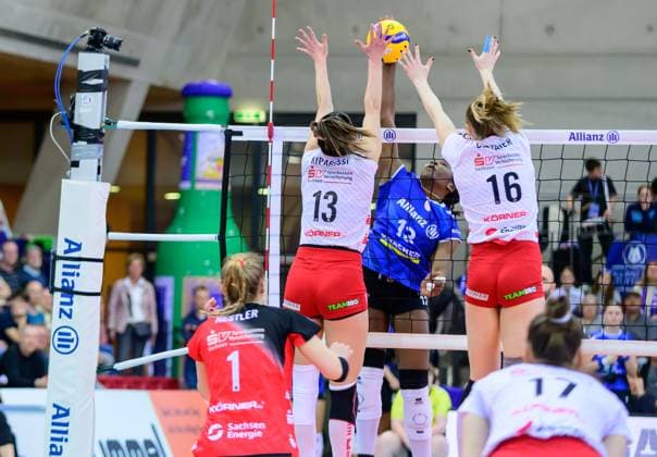 Stamatia Kyparissi Dresdner SC, 13 , and Emma Clothier Dresdner SC, 16 successful at the block, against ,Krystal Rivers Allianz MTV Stuttgart, 13 , Allianz MTV Stuttgart vs Dresdner SC, Volleyball Bundesliga Frauen, Semifinal Playoff Best 1st of 3 , Season 2024 2025, 06 04 2025 Eibner Pressefoto Andreas Ulmer Allianz MTV Stuttgart vs Dresdner SC, Volleyball Bundesliga Frauen, Semifinal Playoff Best 1st of 3 , Season 2024 2025, 06 04 2025 Stuttgart Copyright: xEibner-Pressefoto AndreasxUlmerx EP_AUR