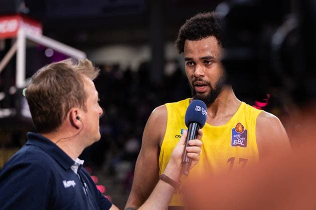 easyCredit Basketball Bundesliga, Telekom Baskets Bonn vs EWE Baskets Oldenburg, 06 04 2025 Norris Agbakoko EWE Baskets Oldenburg 17 at the DYN microphone with Chris Schmidt easyCredit Basketball Bundesliga, Telekom Baskets Bonn vs EWE Baskets Oldenburg, 06 04 2025, Telekom Dome Bonn Copyright: xBEAUTIFULxSPORTS Derixx