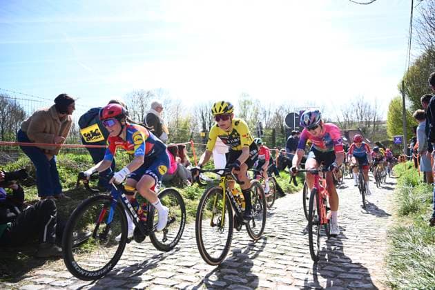 Ronde van Vlaanderen 2025 - Women Elite OUDENAARDE, BELGIUM - APRIL 06 : rider of Team Visma Lease a Bike pictured during the 22th edition of the Ronde van Vlaanderen for Women Elite, an UCI Women s World Tour cycling race organized by Flanders Classics with start and finish in Oudenaarde after 168,8 km on April 6, 2025 in Oudenaarde, Belgium, 06 04 2025 Oudenaarde Belgium  Copyright: xGregoryxVanxGansenx