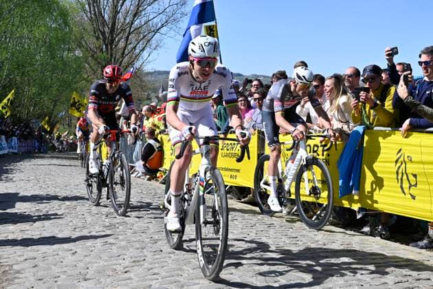 Ronde van Vlaanderen 2025 - Men Elite OUDENAARDE, BELGIUM - APRIL 06 : Pogacar Tadej (SLO) of UAE Team Emirates - XRG, Van Der Poel Mathieu (NED) of Alpecin - Deceuninck pictured during the 109th edition of the Ronde van Vlaanderen, an UCI World Tour cycling race for Men Elite with start in Bruges and finish in Oudenaarde after 268,9 km on April 6, 2025 in Oudenaarde, Belgium, 06 04 2025 ( Motor drive Guy De Vuyst - Oudenaarde Belgium  Copyright: xJanxDexMeuleneirx