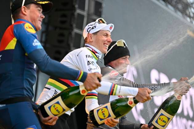 Sport Bilder des Tages Ronde van Vlaanderen 2025 - Men Elite OUDENAARDE, BELGIUM - APRIL 06 : Pedersen Mads (DEN) of Lidl - Trek, Pogacar Tadej (SLO) of UAE Team Emirates - XRG and Van Der Poel Mathieu (NED) of Alpecin - Deceuninck pictured during the podium ceremony of the 109th edition of the Ronde van Vlaanderen, an UCI World Tour cycling race for Men Elite with start in Bruges and finish in Oudenaarde after 268,9 km on April 6, 2025 in Oudenaarde, Belgium, 06 04 2025 ( Motor drive Guy De Vuyst - Oudenaarde Belgium  Copyright: xGregoryxVanxGansenx