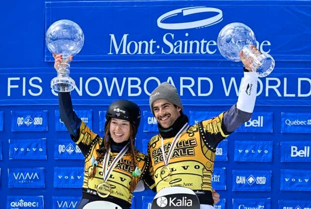 Sport Bilder des Tages April 6, 2025, Beaupre, Pq, Canada: Lea Casta, of France, left, and Eliot Grondin, of Sainte-Marie Que., raise their Crystal Globe for the seasonöÄÃ s overall winners, Sunday, April 6, 2025 at the FIS snowboard cross world cup event at Mont-Sainte-Anne resort in Beaupre, Quebec. Eliot Grondin, Lea Casta  - ZUMAc35_ 20250406_zaf_c35_010 Copyright: xJacquesxBoissinotx