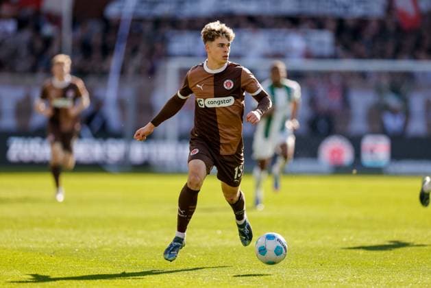 Fußball, Noah Weißhaupt wechselt zum SV Darmstadt, Archivbilder Hamburg, 6. April 2025 - Fußball, 1. Bundesliga 2024 25, FC St. Pauli - Borussia Mo?nchengladbach: Noah Weißhaupt (FC St. Pauli, 13) DFL REGULATIONS PROHIBIT ANY USE OF PHOTOGRAPHS AS IMAGE SEQUENCES AND OR QUASI-VIDEO. *** Hamburg, April 6, 2025 Football, 1 Bundesliga 2024 25, FC St Pauli Borussia Mo nchengladbach Noah Weißhaupt FC St Pauli, 13 DFL REGULATIONS PROHIBIT ANY USE OF PHOTOGRAPHS AS IMAGE SEQUENCES AND OR QUASI VIDEO
