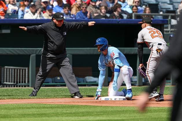 MLB, Baseball Herren, USA 2025: Orioles Vs Royals APR 06 April 6, 2025: Third base umpire Mark Carlson (6) motions safe as Kansas City Royals shortstop Bobby Witt Jr. (7) makes it to third base for a triple as Baltimore Orioles third baseman Ramon Urias (29) looks on during the first inning of an MLB baseball game at Kauffman Stadium in Kansas City, MO. David Smith CSM (Credit Image: Â David Smith Cal Media) Kansas City Mo United States of America EDITORIAL USE ONLY Copyright: xx ZUMA-20250406_zma_c04_046.jpg DavidxSmithx csmphotothree373494