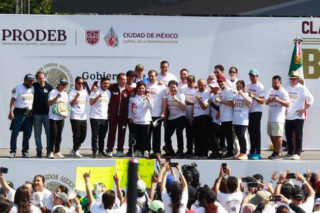 April 6, 2025, Mexico City, Ciudad de Mexico, Mexico: Mexico City Head of Government, Clara Brugada; MexicoÃ¢â‚¬â ¢s Minister of Public Education, Mario Delgado and boxing legend, Julio Cesar Chavez take part during the National Boxing Class at main square Zocalo. on April 6, 2025 in Mexico City, Mexico. Mexico City Mexico - ZUMAe321 20250406_zsa_e321_006 Copyright: xCarlosxSantiagox