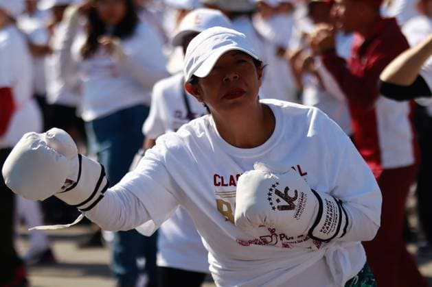 April 6, 2025, Mexico City, Ciudad de Mexico, Mexico: A woman takes part during the National Boxing Class at main square Zocalo. on April 6, 2025 in Mexico City, Mexico. Mexico City Mexico - ZUMAe321 20250406_zsa_e321_010 Copyright: xCarlosxSantiagox