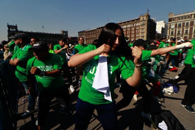 April 6, 2025, Mexico City, Ciudad de Mexico, Mexico: A woman takes part during the National Boxing Class at main square Zocalo. on April 6, 2025 in Mexico City, Mexico. Mexico City Mexico - ZUMAe321 20250406_zsa_e321_014 Copyright: xCarlosxSantiagox