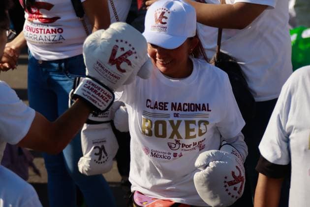 April 6, 2025, Mexico City, Ciudad de Mexico, Mexico: A woman takes part during the National Boxing Class at main square Zocalo. on April 6, 2025 in Mexico City, Mexico. Mexico City Mexico - ZUMAe321 20250406_zsa_e321_018 Copyright: xCarlosxSantiagox