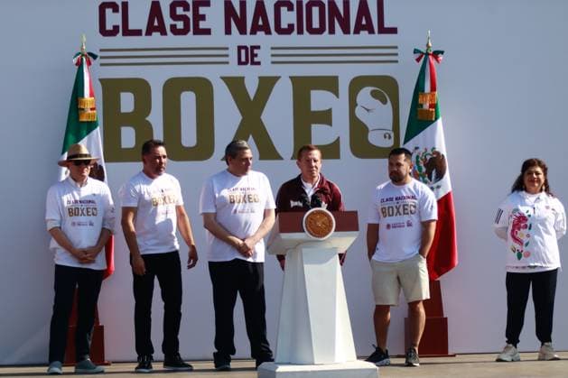 April 6, 2025, Mexico City, Ciudad de Mexico, Mexico: WBC President, Mauricio Sulaiman; boxing legend, Julio Cesar Chavez and Mexico City Head of Government, Clara Brugada take part during the National Boxing Class at main square Zocalo. on April 6, 2025 in Mexico City, Mexico. Mexico City Mexico - ZUMAe321 20250406_zsa_e321_023 Copyright: xCarlosxSantiagox