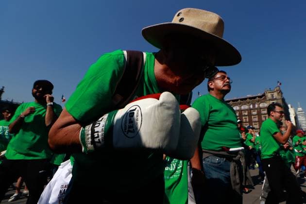 April 6, 2025, Mexico City, Ciudad de Mexico, Mexico: A man takes part during the National Boxing Class at main square Zocalo. on April 6, 2025 in Mexico City, Mexico. Mexico City Mexico - ZUMAe321 20250406_zsa_e321_028 Copyright: xCarlosxSantiagox