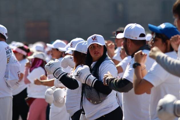 April 6, 2025, Mexico City, Ciudad de Mexico, Mexico: A woman takes part during the National Boxing Class at main square Zocalo. on April 6, 2025 in Mexico City, Mexico. Mexico City Mexico - ZUMAe321 20250406_zsa_e321_030 Copyright: xCarlosxSantiagox