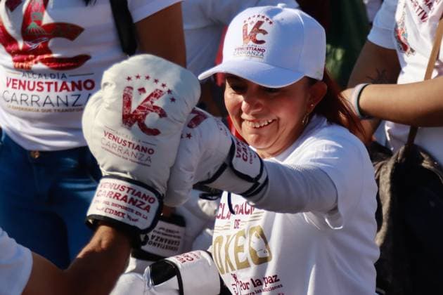 April 6, 2025, Mexico City, Ciudad de Mexico, Mexico: A woman takes part during the National Boxing Class at main square Zocalo. on April 6, 2025 in Mexico City, Mexico. Mexico City Mexico - ZUMAe321 20250406_zsa_e321_032 Copyright: xCarlosxSantiagox