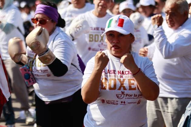 April 6, 2025, Mexico City, Ciudad de Mexico, Mexico: A woman takes part during the National Boxing Class at main square Zocalo. on April 6, 2025 in Mexico City, Mexico. Mexico City Mexico - ZUMAe321 20250406_zsa_e321_033 Copyright: xCarlosxSantiagox