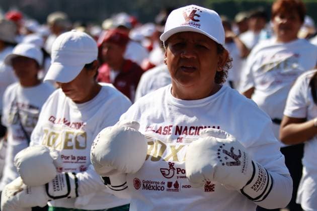 April 6, 2025, Mexico City, Ciudad de Mexico, Mexico: A woman takes part during the National Boxing Class at main square Zocalo. on April 6, 2025 in Mexico City, Mexico. Mexico City Mexico - ZUMAe321 20250406_zsa_e321_045 Copyright: xCarlosxSantiagox