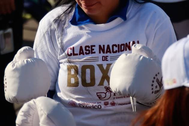 April 6, 2025, Mexico City, Ciudad de Mexico, Mexico: A woman takes part during the National Boxing Class at main square Zocalo. on April 6, 2025 in Mexico City, Mexico. Mexico City Mexico - ZUMAe321 20250406_zsa_e321_047 Copyright: xCarlosxSantiagox