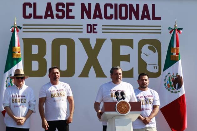 April 6, 2025, Mexico City, Ciudad de Mexico, Mexico: WBC President, Mauricio Sulaiman speaks during the National Boxing Class at main square Zocalo. on April 6, 2025 in Mexico City, Mexico. Mexico City Mexico - ZUMAe321 20250406_zsa_e321_048 Copyright: xCarlosxSantiagox