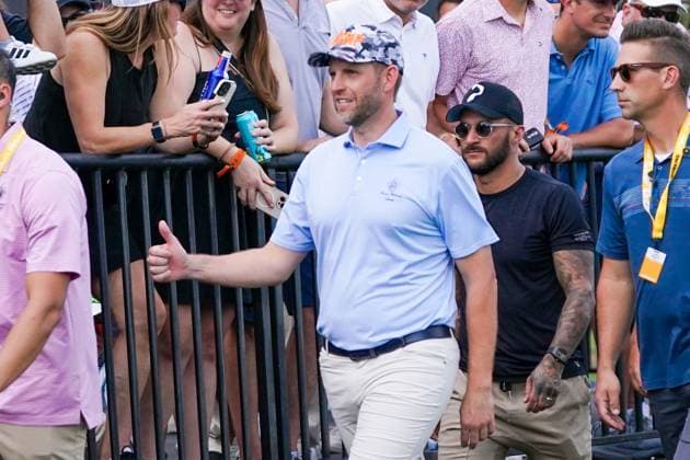 April 6, 2025, Doral, Florida, USA: Eric Trump (C) gives a thumbs up as he approaches the first tee before the final round of LIV Golf Miami at Trump National Doral. Doral USA - ZUMAw109 20250406_fap_w109_026 Copyright: xDebbyxWongx