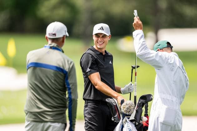 250406 Ludvig Aberg of Sweden with coach Hans Larsson and caddie Joe Skovron during a practice at the range prior to the 2025 Masters Golf Tournament on April 6, 2025 in Augusta Photo Petter Arvidson BILDBYRAN kod PA PA1003 golf masters bbeng the masters augusta sverige  Copyright: PETTERxARVIDSON BB250406PA021