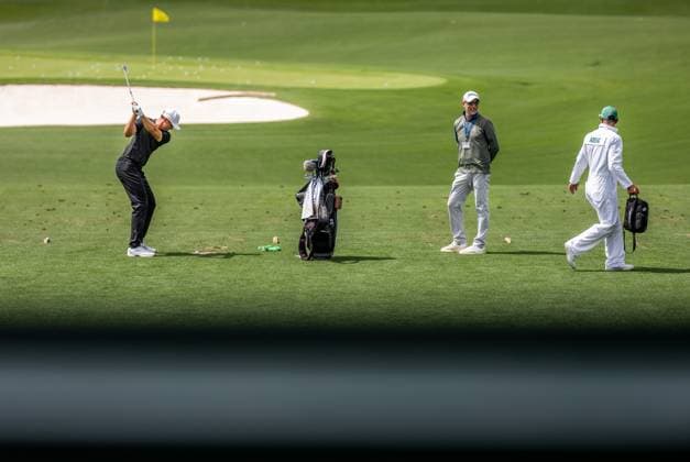 250406 Ludvig Aberg of Sweden with coach Hans Larsson and caddie Joe Skovron during a practice at the range prior to the 2025 Masters Golf Tournament on April 6, 2025 in Augusta Photo Petter Arvidson BILDBYRAN kod PA PA1003 golf masters bbeng the masters augusta sverige  Copyright: PETTERxARVIDSON BB250406PA038
