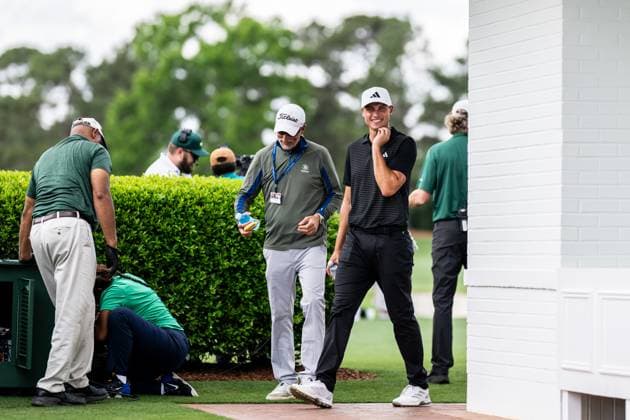 250406 Ludvig Aberg of Sweden coach Hans Larsson during a practice at the range prior to the 2025 Masters Golf Tournament on April 6, 2025 in Augusta Photo Petter Arvidson BILDBYRAN kod PA PA1003 golf masters bbeng the masters augusta sverige  Copyright: PETTERxARVIDSON BB250406PA040