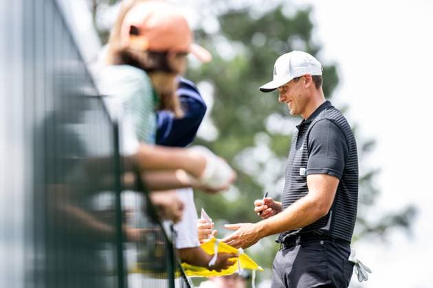 250406 Ludvig Aberg of Sweden signing autographs after a practice at the range prior to the 2025 Masters Golf Tournament on April 6, 2025 in Augusta Photo Petter Arvidson BILDBYRAN kod PA PA1003 golf masters bbeng the masters augusta sverige publik  Copyright: PETTERxARVIDSON BB250406PA047