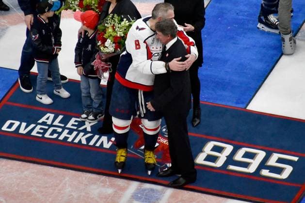 US Russia Ice hockey, Eishockey Ovechkin NHL, Eishockey Herren, USA Career Goal Record 8896297 06.04.2025 Washington Capitals Alex Ovechkin hugs Wayne Gretzky after scoring his 895th career goal during the awards ceremony at the NHL ice hockey match between New York Islanders and Washington Capitals at UBS Arena in Elmont, New York, the United States. Ovechkin became the best sniper in the history of the National Hockey League (NHL), surpassing Canadian Wayne Gretzky s legendary record for regular-season goals. On April 6, he brought his total goals in the championship to 895 pucks by scoring in the match against New York Islanders. Gretzky s previous all-time record of 894 pucks stood for 26 years and was considered nearly unattainable. Sputnik USA  Copyright: xx