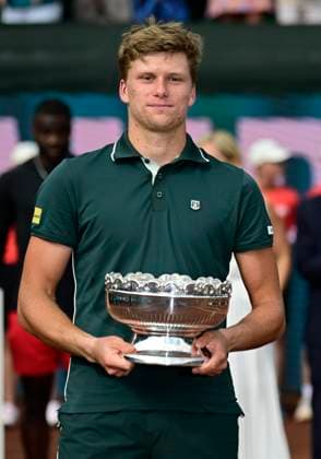 Sport Bilder des Tages April 6, 2025, Houston, Tx, United States of America: JENSON BROOKSBY (USA) holds the championship trophy after defeating Jenson Brooksby (USA) defeated Frances Tiafoe (USA) 6-6, 6-2 to win the Men s Clay Court Championships on April 3, 2025 at the River Oaks Country Club in Houston, Texas. Houston United States of America - ZUMAw132 20250406_zap_w132_005 Copyright: xTomxWalkox