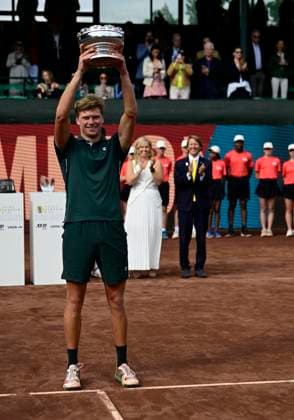 April 6, 2025, Houston, Tx, United States of America: JENSON BROOKSBY (USA) hoists the championship trophy after he defeated Frances Tiafoe (USA) 6-6, 6-2 to win the Men s Clay Court Championships on April 3, 2025 at the River Oaks Country Club in Houston, Texas. Houston United States of America - ZUMAw132 20250406_zap_w132_012 Copyright: xTomxWalkox