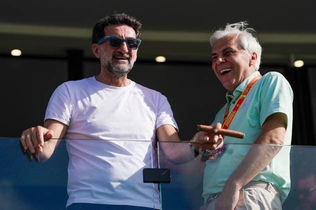 April 6, 2025, Doral, Florida, USA: Yasir Al-Rumayyan (L), governor of Saudi Arabia s Public Investment Fund (PIF) and Irek Myskow, General Manager of Fireballs GC chat on the 18th green during the final round of LIV Golf Miami at Trump National Doral. Doral USA - ZUMAw109 20250406_fap_w109_083 Copyright: xDebbyxWongx