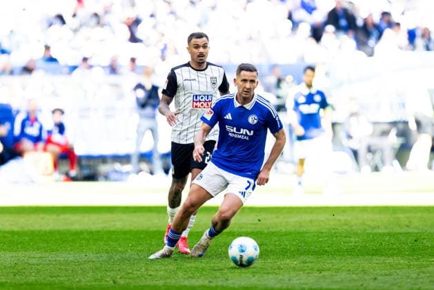 Soccer Men 2 Bundesliga 26 Matchday Season 2024 2025 FC Schalke 04 vs SSV Ulm 1846 Soccer 06 04 2024 21 Oliver Batista Meier SSV Ulm 1846 Soccer , 7 Paul Seguin FC Schalke 04 DFL regulations prohibit any use of photographs as image sequences and or quasi video Gelsenkirchen Veltins Arena Nordrheinwestfalen Germany