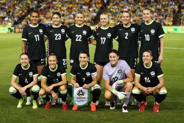 SOCCER AUSTRALIA SOUTH KOREA WOMEN, Australia pose for a team photo ahead of the Women s friendly match between Australia and South Korea at McDonald Jones Stadium in Newcastle, Monday, April 7, 2025. ( NO ARCHIVING, EDITORIAL USE ONLY, NO USE IN BOOKS WITHOUT CONSENT NEWCASTLE NEW SOUTH WALES AUSTRALIA  Copyright: xMARKxEVANSx 20250407183737040418