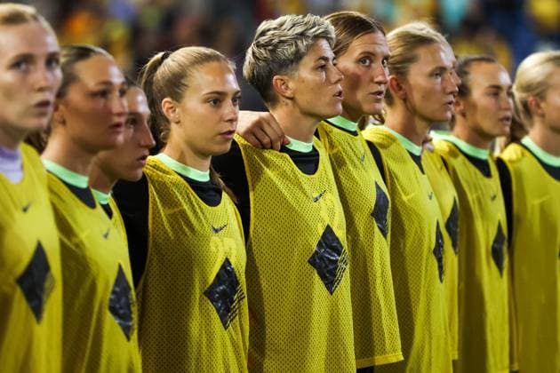 SOCCER AUSTRALIA SOUTH KOREA WOMEN, Australia stand for the national anthems ahead of the Women s friendly match between Australia and South Korea at McDonald Jones Stadium in Newcastle, Monday, April 7, 2025. ( NO ARCHIVING, EDITORIAL USE ONLY, NO USE IN BOOKS WITHOUT CONSENT NEWCASTLE NEW SOUTH WALES AUSTRALIA  Copyright: xMARKxEVANSx 20250407163151631892