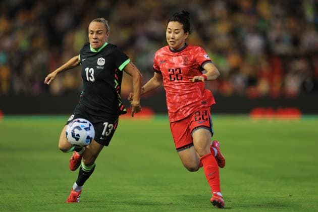SOCCER AUSTRALIA SOUTH KOREA WOMEN, Tameka Yallop of Australia and Choo Hyojoo of Korea Republic compete for the ball during the Women s friendly match between Australia and South Korea at McDonald Jones Stadium in Newcastle, Monday, April 7, 2025. ( NO ARCHIVING, EDITORIAL USE ONLY, NO USE IN BOOKS WITHOUT CONSENT NEWCASTLE NEW SOUTH WALES AUSTRALIA  Copyright: xMARKxEVANSx 20250407150355718854
