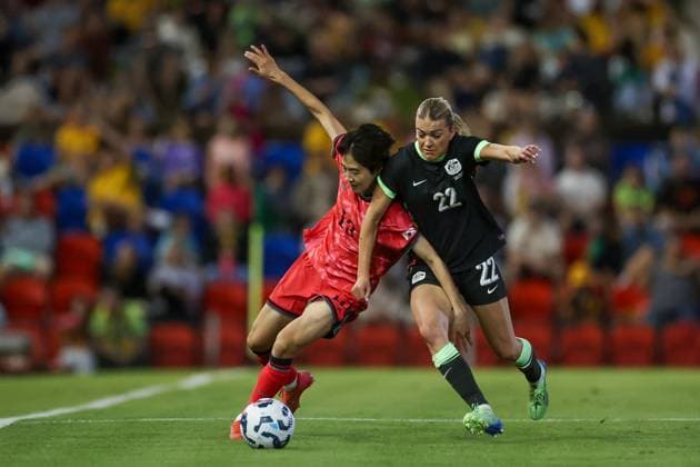 SOCCER AUSTRALIA SOUTH KOREA WOMEN, Mun Eunju of Korea Republic and Charlotte Grant of Australia compete for the ball during the Women s friendly match between Australia and South Korea at McDonald Jones Stadium in Newcastle, Monday, April 7, 2025. ( NO ARCHIVING, EDITORIAL USE ONLY, NO USE IN BOOKS WITHOUT CONSENT NEWCASTLE NEW SOUTH WALES AUSTRALIA  Copyright: xMARKxEVANSx 20250407161532054000