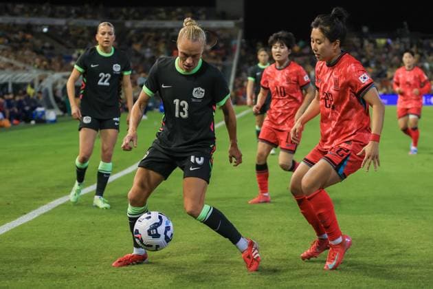 SOCCER AUSTRALIA SOUTH KOREA WOMEN, Tameka Yallop of Australia controls the ball during the Women s friendly match between Australia and South Korea at McDonald Jones Stadium in Newcastle, Monday, April 7, 2025. ( NO ARCHIVING, EDITORIAL USE ONLY, NO USE IN BOOKS WITHOUT CONSENT NEWCASTLE NEW SOUTH WALES AUSTRALIA  Copyright: xMARKxEVANSx 20250407193302469526