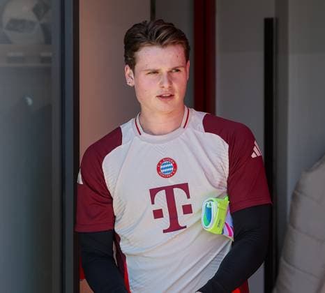 Jonas Urbig FC Bayern Muenchen, 40 , GER, Final training, FC Bayern Muenchen, Football, UEFA Champions League, Quarter-final first leg, 2024 2025 season, 07 04 2025, GER, Final training, FC Bayern Muenchen, Football, UEFA Champions League, Quarter-final first leg, 2024 2025 season, 07 04 2025 Muenchen Copyright: xEibner-Pressefoto JennixMaulx EP_JML