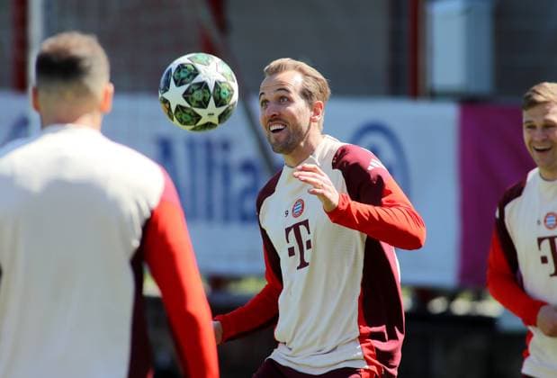 Football, Men, Champions League, Season 2024 2025, FC Bayern Munich, Final training Harry Kane FC Bayern Munich with a view of the ball