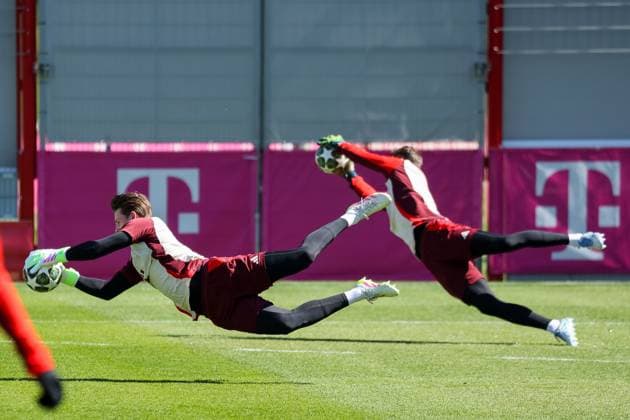 Jonas Urbig FC Bayern Muenchen, 40 in the air with ball, parade, with Sven Ulreich FC Bayern Muenchen, 26 , GER, final training, FC Bayern Muenchen, football, UEFA Champions League, quarter-final first leg, 2024 2025 season, 07 04 2025, GER, final training, FC Bayern Muenchen, football, UEFA Champions League, quarter-final first leg, 2024 2025 season, 07 04 2025 Muenchen Copyright: xEibner-Pressefoto JennixMaulx EP_JML