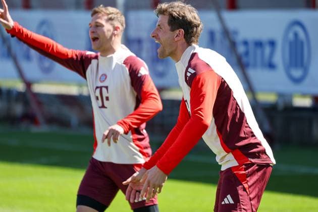 Thomas Mueller FC Bayern Muenchen, 25 laughs, in a good mood, emotions, with Joshua Kimmich FC Bayern Muenchen, 06 , GER, final training, FC Bayern Muenchen, football, UEFA Champions League, quarter-final first leg, 2024 2025 season, 07 04 2025, GER, final training, FC Bayern Muenchen, football, UEFA Champions League, quarter-final first leg, 2024 2025 season, 07 04 2025 Muenchen Copyright: xEibner-Pressefoto JennixMaulx EP_JML