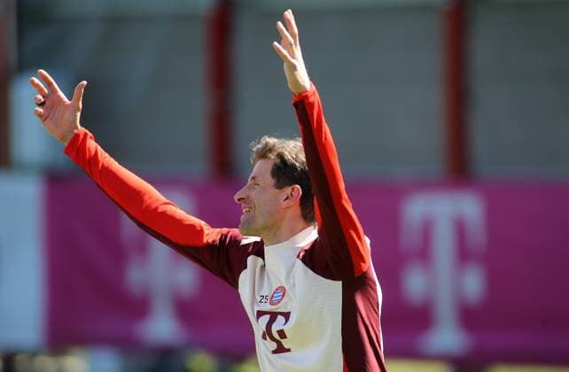Football, Men, Champions League, Season 2024 2025, FC Bayern Munich, Final training Thomas Müller, Mueller FC Bayern Munich raises both arms upwards