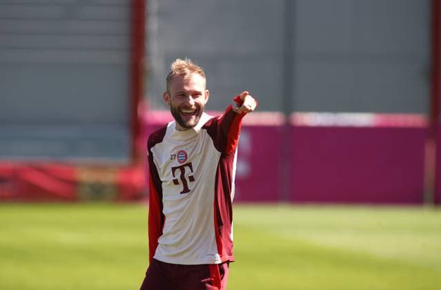Football, men, Champions League, season 2024 2025, FC Bayern Munich, final training Konrad Laimer FC Bayern Munich stretches out his left arm, laughing, laughing, pointing, pointing finger