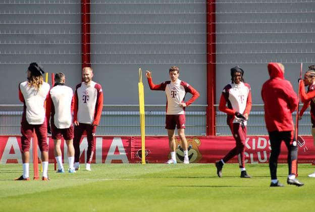 Football, Men, Champions League, Season 2024 2025, FC Bayern Munich, Final training Thomas Müller, Mueller FC Bayern Munich pointing to the right