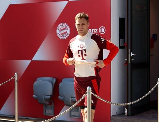 Football, Men, Champions League, Season 2024 2025, FC Bayern Munich, Final training Joshua Kimmich FC Bayern Munich on the way to the training ground