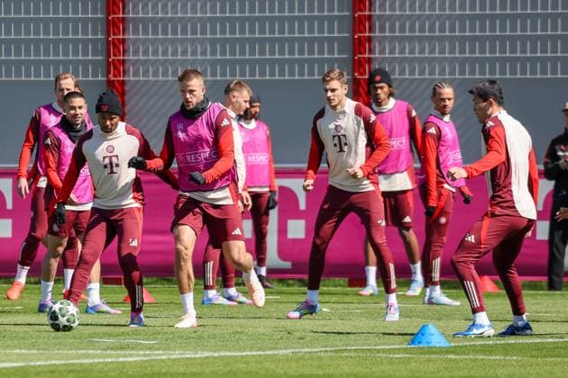 Players at training, Raphael Guerreiro FC Bayern Muenchen, 22 with Serge Gnabry FC Bayern Muenchen, 07 and Eric Dier FC Bayern Muenchen, 15 , with Josip Stanisic FC Bayern Muenchen, 44 and Minjae Kim FC Bayern Muenchen, 03 , GER, Final training, FC Bayern Muenchen, football, UEFA Champions League, quarter-final first leg, 2024 2025 season, 07 04 2025, GER, final training, FC Bayern Muenchen, football, UEFA Champions League, quarter-final first leg, 2024 2025 season, 07 04 2025 Muenchen Copyright: xEibner-Pressefoto JennixMaulx EP_JML