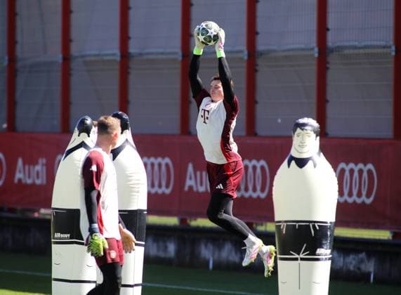 Football, Men, Champions League, Season 2024 2025, FC Bayern Munich, Final training Jonas Urbig FC Bayern Munich jumps into the air and catches a ball safely